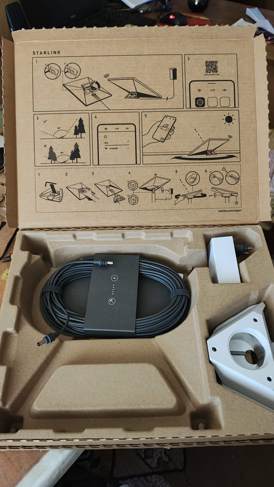 Obsah balení Starlink Mini s kabelem, zdrojem a stojánkem