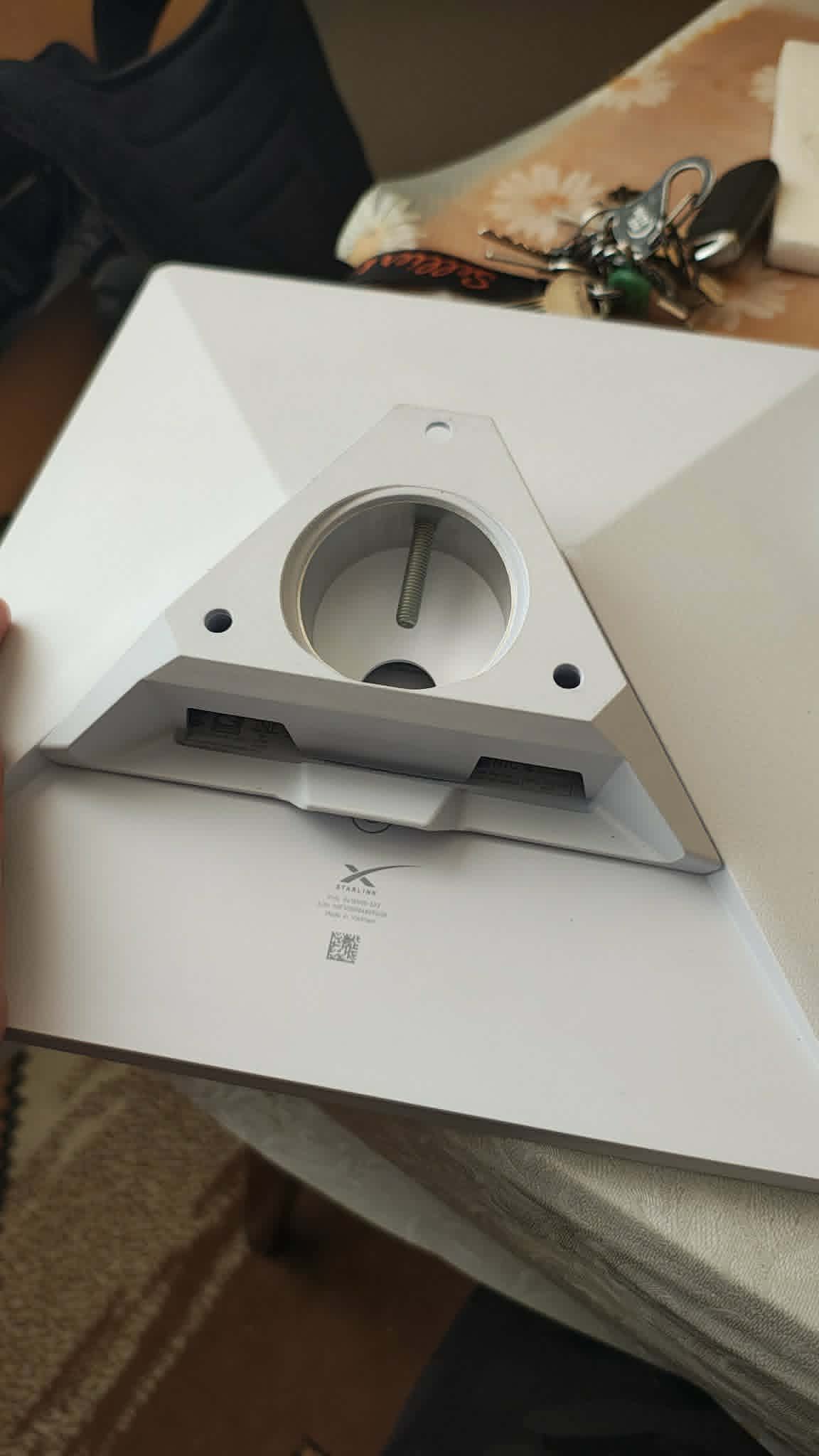 Stojánek připevněný k anténě Starlink Mini